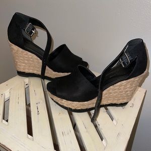 Women’s black wedges